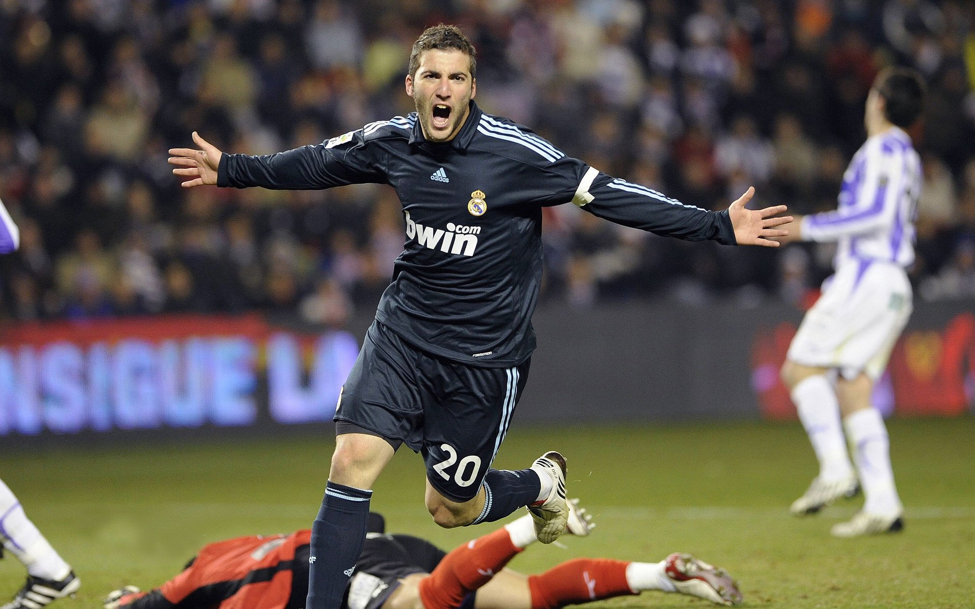 开云官方平台-【智能化裁判系统】机器人裁判对传统裁判的冲击与融合，机器人裁判员