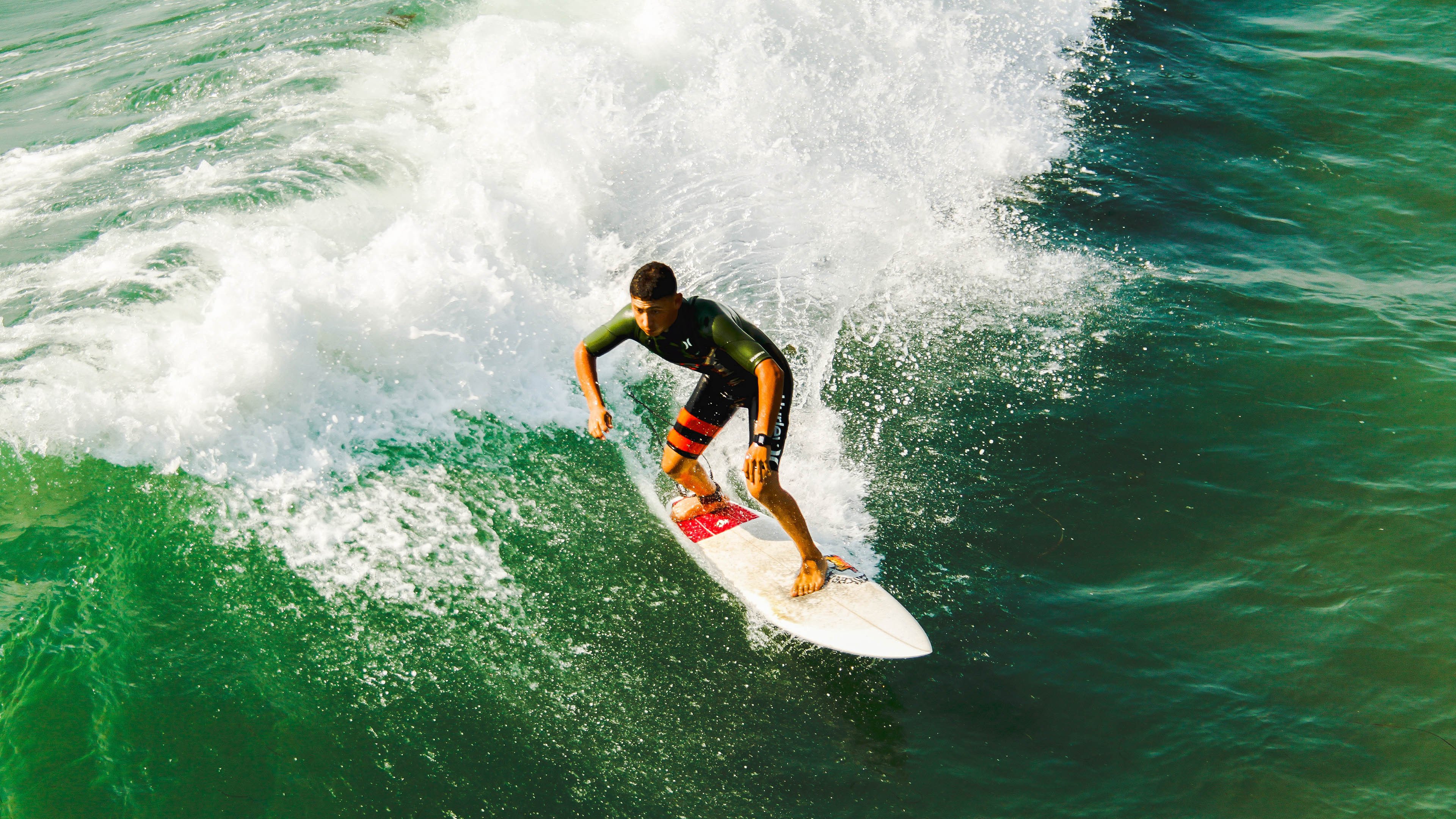 开云体育娱乐-海滩冲浪训练营，感受浪花上的运动激情，海滩冲浪简笔画